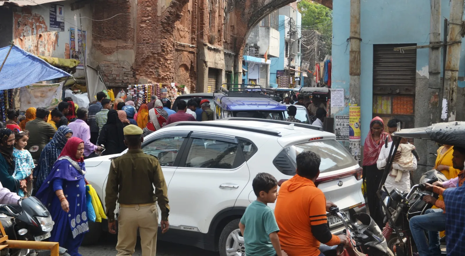 पीलीभीत: होली पर बाजार में बढ़ी भीड़ तो ट्रैफिक व्यवस्था चरमराई...नो एंट्री में घूम रहीं कार, कई बार लग रहा जाम