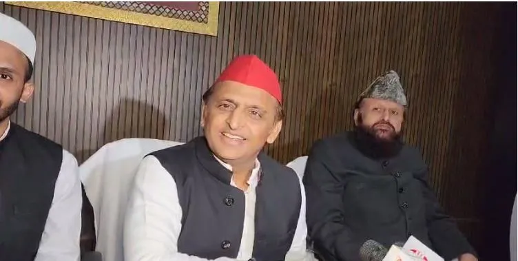 संभल: शफीकुर्रहमान बर्क के दसवें में पहुंचे अखिलेश, जिया को टिकट का दे गए संकेत 