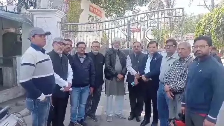 पार्क में पांच साल पहले लगे शिलापट पर आपत्ति जताई, बरेली ट्रेड यूनियंस ने सौंपा ज्ञापन