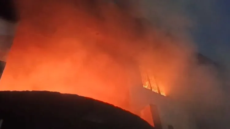 आगरा: जूते की फैक्ट्री में लगी भीषण आग, दहला इलाका...लाखों का नुकसान  