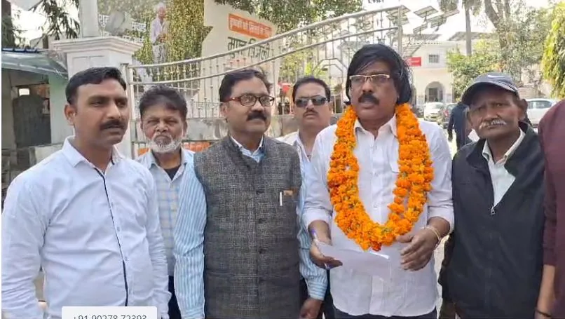 बरेली: सफाई कर्मचारियों की समस्याओं का नहीं हुआ समाधान, DM को सौंपा ज्ञापन 