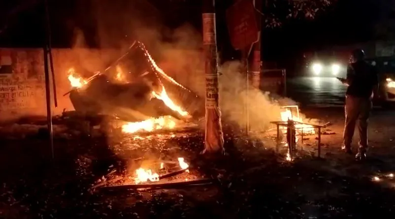 बदायूं: दो भाइयों की गला काटकर हत्या, गुस्साए लोगों ने खोखों में लगाई आग...आरोपी एनकाउंटर में ढेर