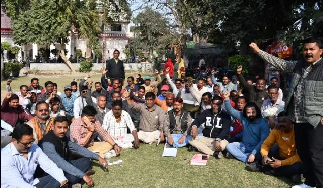बरेली: नगर निगम के सफाईकर्मियों ने अब दी हड़ताल की चेतावनी, बैठक कर बनाई रणनीति