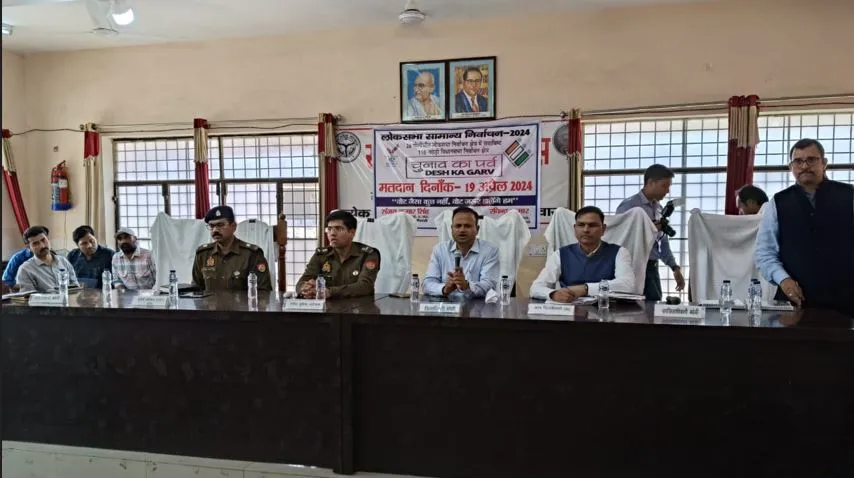 बरेली: डीएम ने चुनाव का बहिष्कार करने वाले ग्रामीणों को समझाया, जर्जर सड़क का निर्माण न होने से थे नाराज
