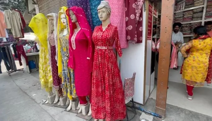 बरेली: ईद को लेकर सजे कपड़ा बाजार, शरारा और पाकिस्तानी सूट की डिमांड...जानें कीमत