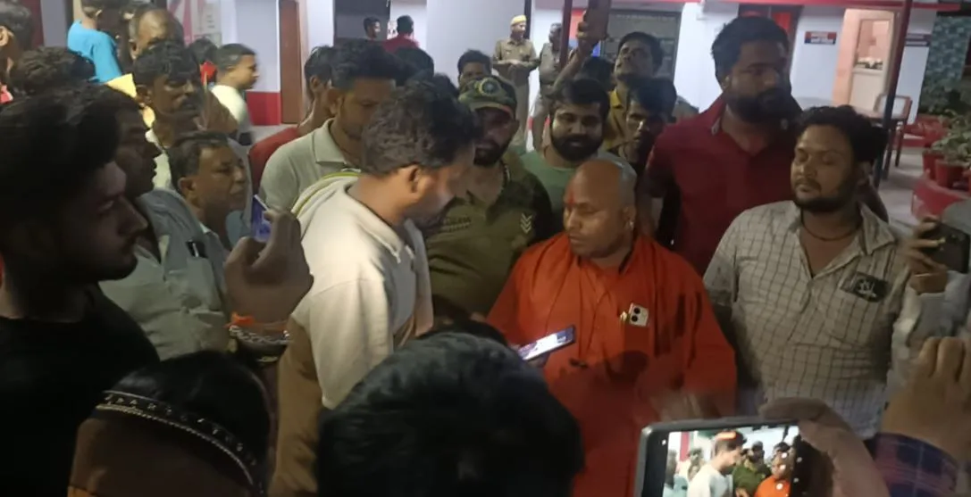 बरेली: युवती के बरामद न होने पर परिवार वाले बैठे धरने पर, घंटों चला थाने में हंगामा