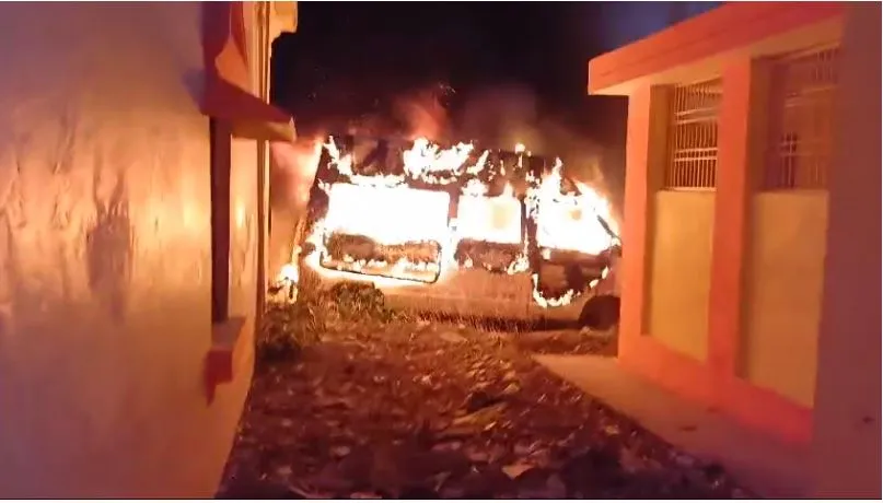 बदायूं: जिला अस्पताल में लगी भीषण आग, छह एंबुलेंस जलकर हुई राख