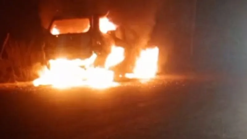 Fatehpur Fire: चलती कार में लगी आग...चालक ने रोककर बचाई लोगों की जान, शादी समारोह से लौट रहे थे 