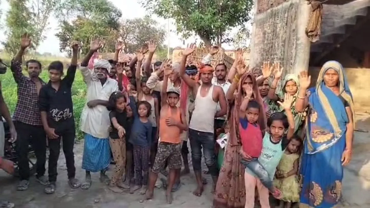 बहराइच के इस गांव में आजादी के 75 वर्ष बाद भी नहीं मिली मूलभूत सुविधाएं,  ग्रामीणों ने किया प्रदर्शन