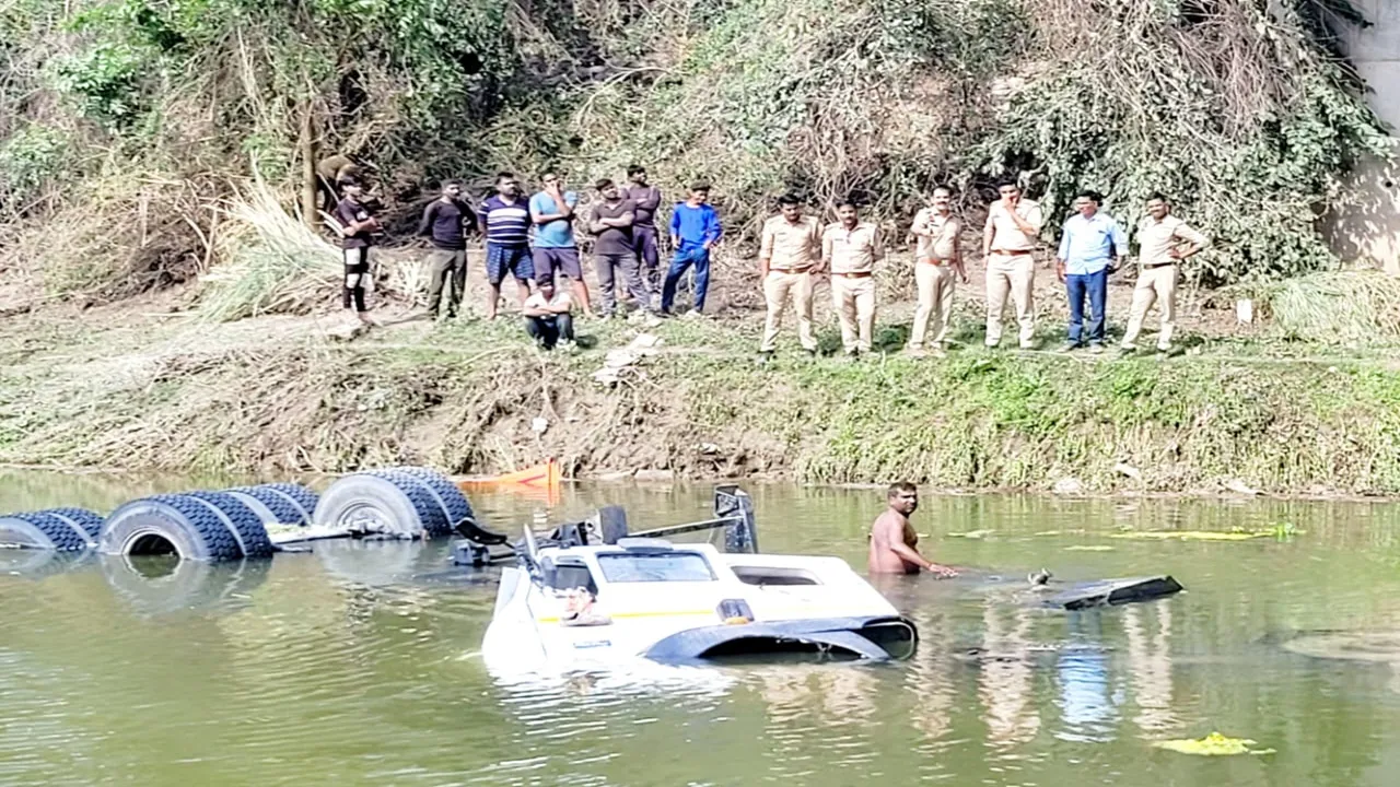 रायबरेली: पुल की रेलिंग तोड़ लोन नदी में गिरा डंपर, बाल-बाल बचे चालक और क्लीनर