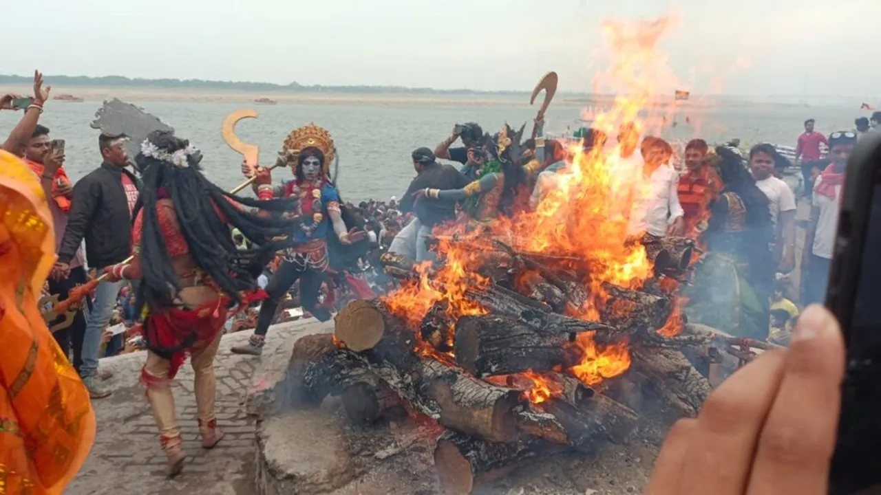 काशी के मणिकर्णिका घाट जलती चिताओं के बीच खेली गई 