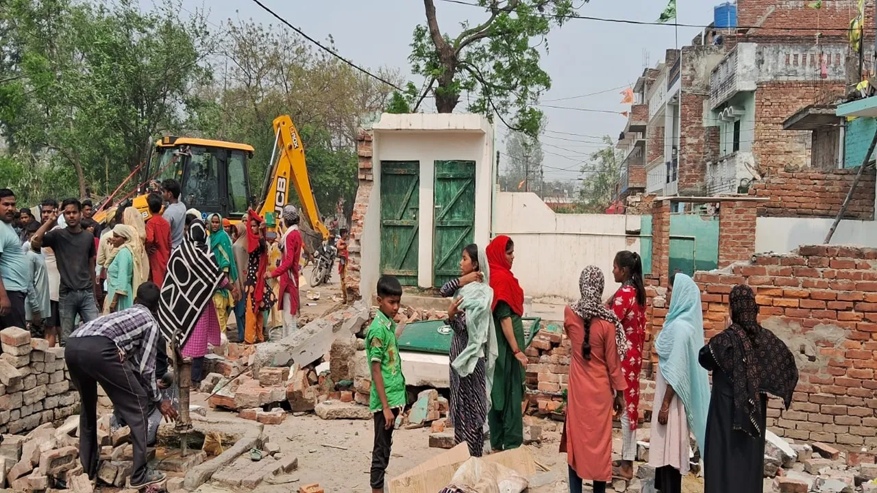 गोंडा: स्टेशन रोड पर चली जेसीबी, रेलवे की जमीन से हटाया गया अतिक्रमण 