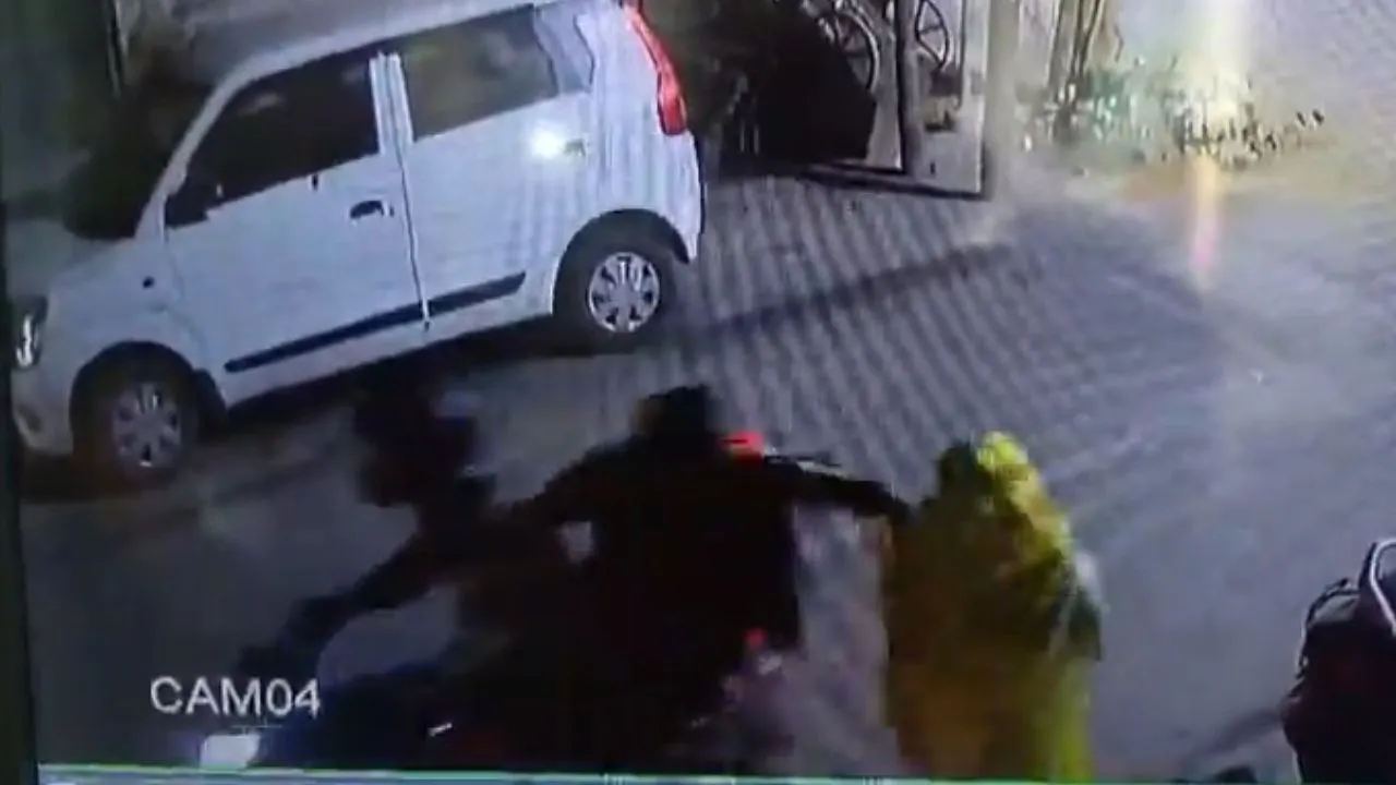 Kanpur Loot: बाइक सवार बदमाशों ने झपट्टा मारकर महिला से लूटी चेन...शिव मंदिर से दर्शन कर लौट रही थी घर, देखें- VIDEO