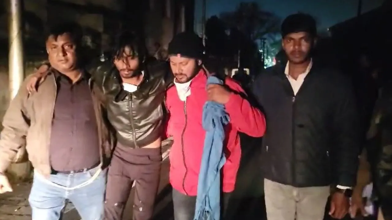 Kanpur: मासूम के अपहरकर्ताओं की पुलिस से मुठभेड़...पैर में लगी गोली, दो गिरफ्तार, पुलिस ने बच्चे को सकुशल किया बरामद