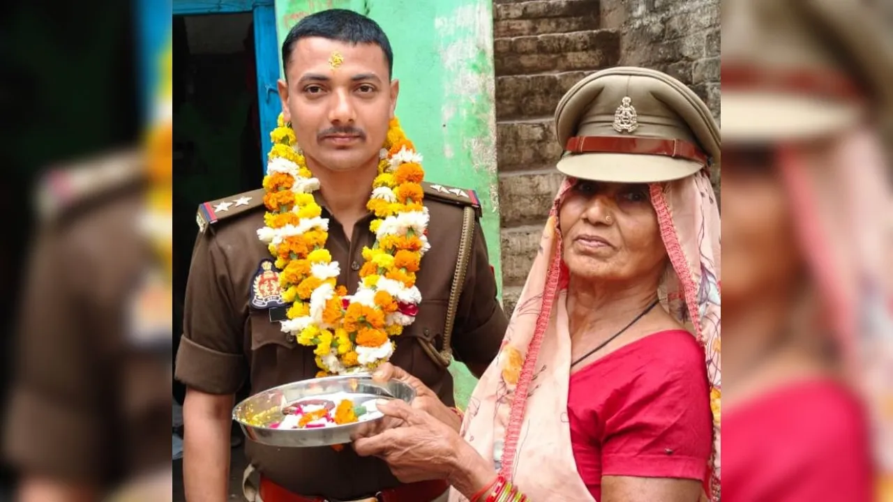 Banda: सब इंस्पेक्टर बेटे ने मां को पीकैप पहनाकर मारा सैल्यूट; बेटे को वर्दी में देख छलक पड़े माता-पिता के आंसू