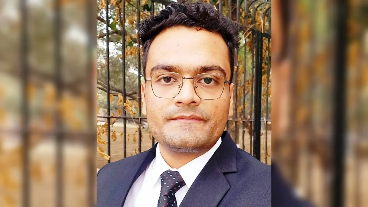 Banda News: स्टेट बैंक में पीओ बनकर शिक्षक पुत्र ने किया नाम रोशन; परिजनों में दौड़ी खुशी की लहर