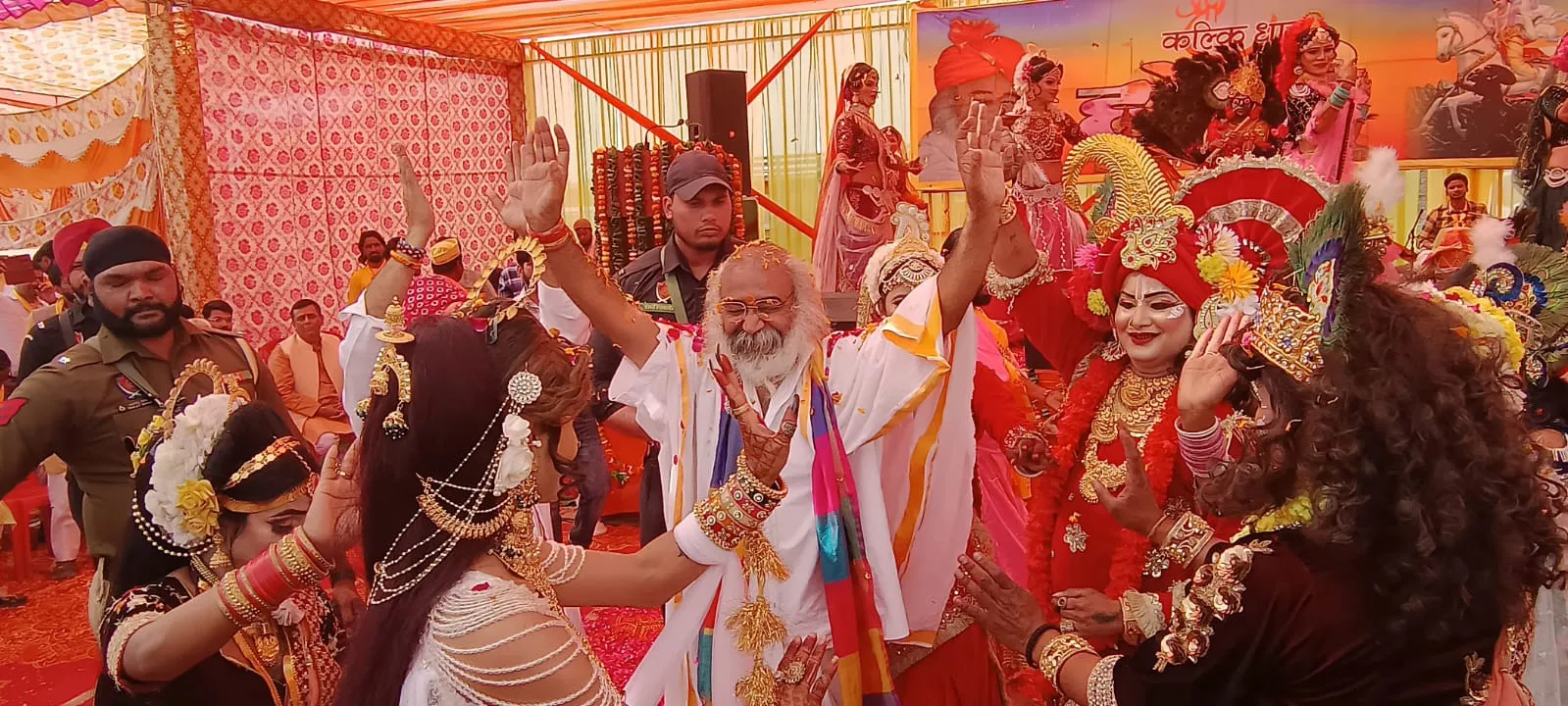 संभल: कल्कि धाम में छाया होली का उल्लास, झूमे आचार्य प्रमोद कृष्णम व साधु-संत