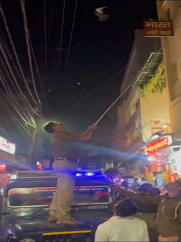 मुरादाबाद: बिजली के तारों में फंसे पक्षी के लिए फरिश्ता बने प्रभारी निरीक्षक मनोज कुमार...बचाई जान VIDEO