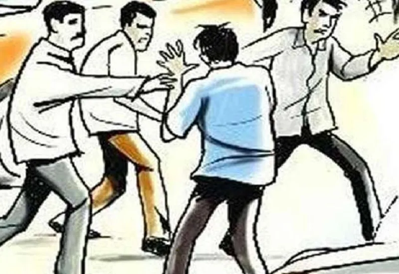 मुरादाबाद : बैंक परिसर के बाहर मारपीट, सीसीटीवी कैमरे में कैद हुई घटना...युवती समेत चार पर FIR