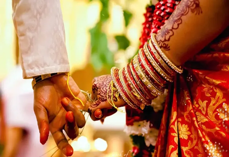 सामूहिक विवाह घोटाला : दूल्हे की पगड़ी-गमछा भी हुआ गायब, शर्ट के कपड़े में भी कर दी कटौती