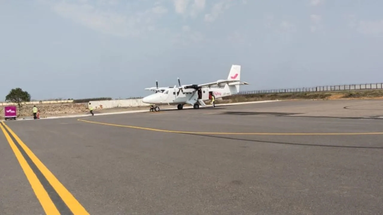 Chitrakoot News: देवांगना एयरपोर्ट पर उतरा पहला जहाज...आने-जाने वाले यात्रियों में खुशी की लहर