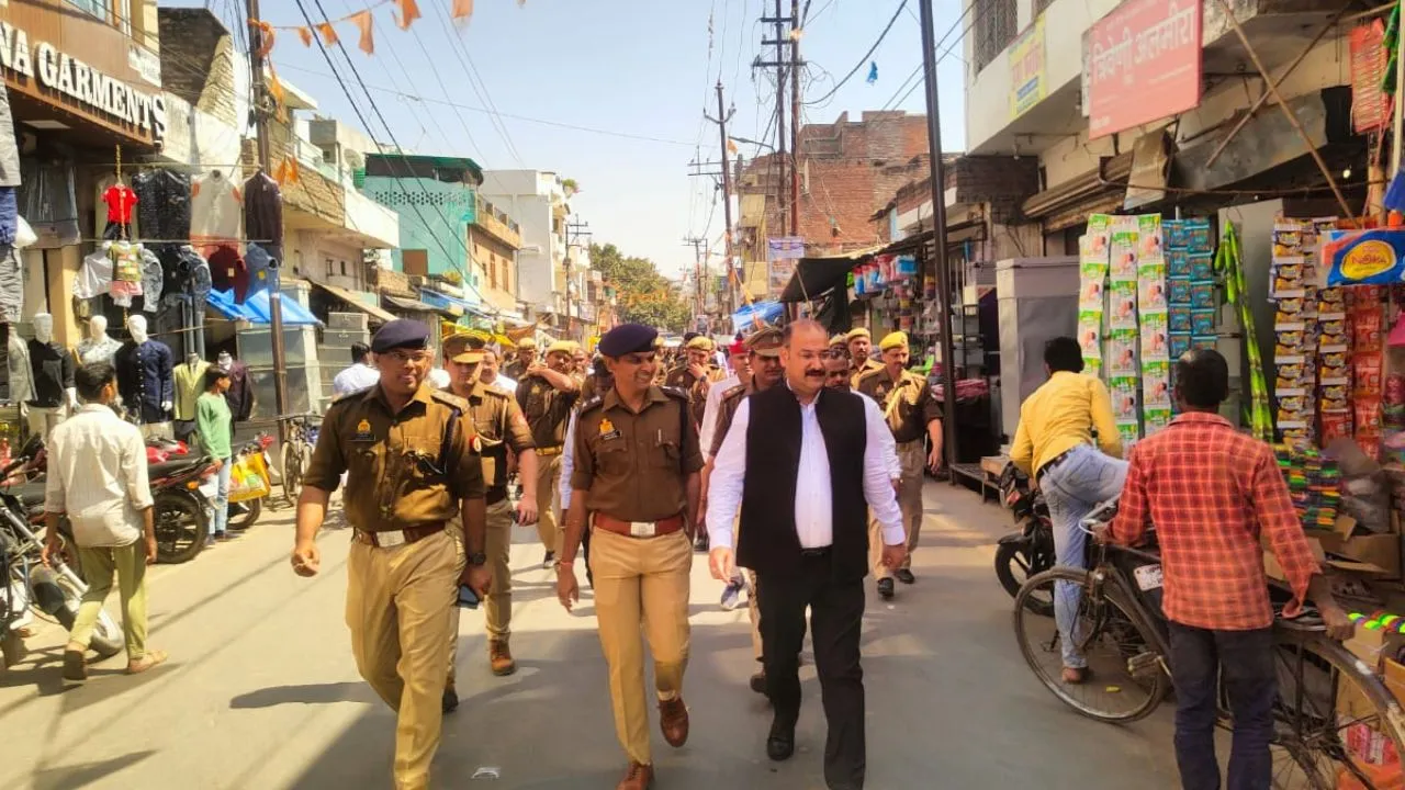 Farrukhabad: रमजान के महीने में पहले जुमे की नमाज, अलर्ट रहा पुलिस-प्रशासन, डीएम- एसपी ने की पैदल गश्त