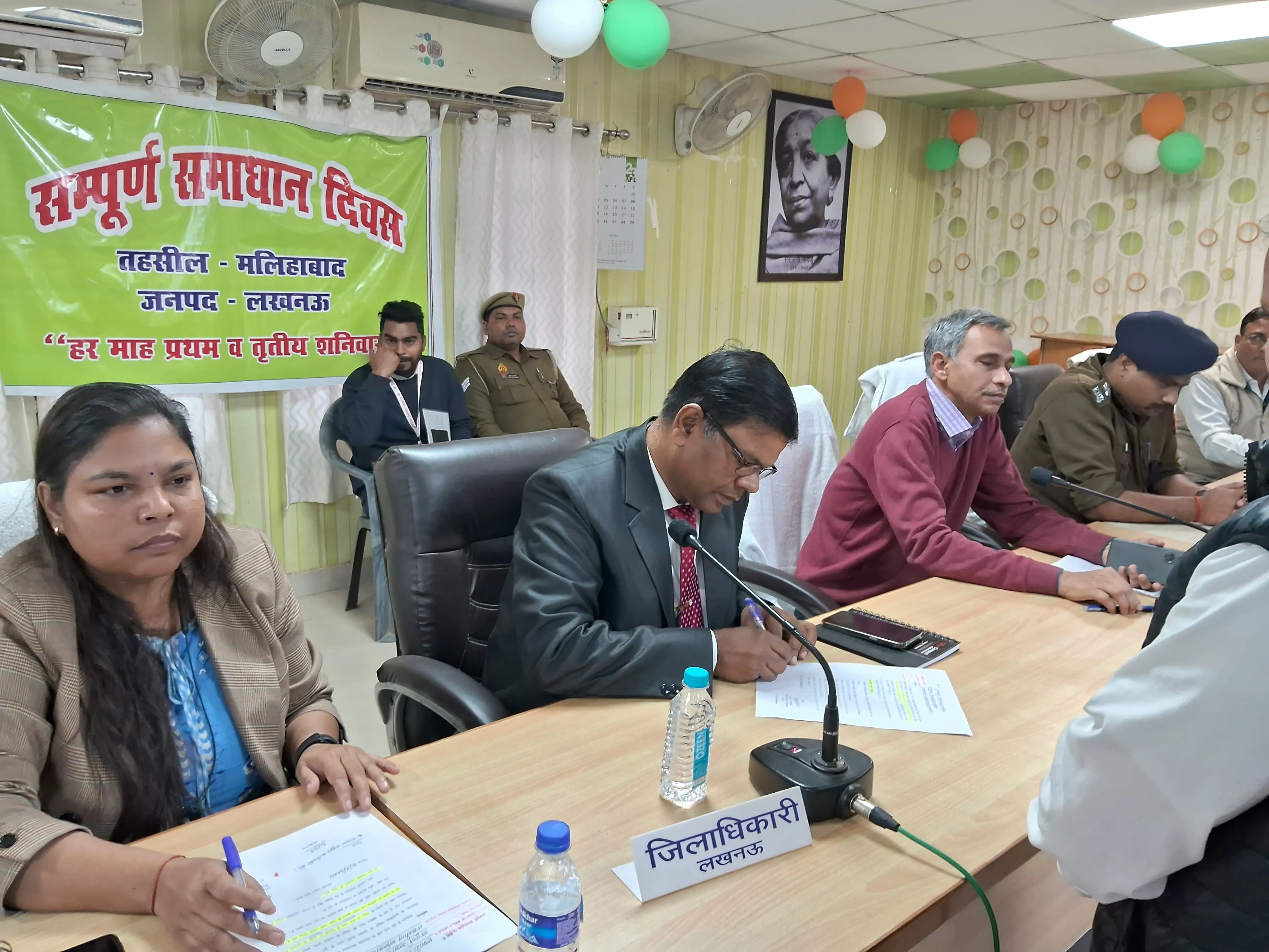 कमिश्नर का एक्शन, लेखपाल पर कार्रवाई करते हुए कहा लापरवाही पर सस्पेंड होंगे जिम्मेदार  