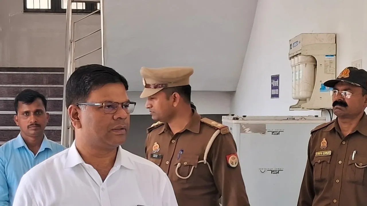 लोकसभा चुनाव को लेकर एक्शन में आए डीएम, व्यवस्थाओं का लिया जायज़ा