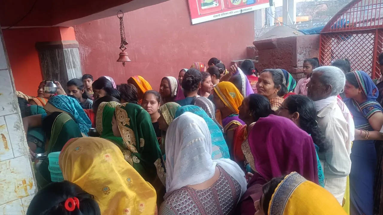 कासगंज: बसौड़ा पूजन...माता शीतला का पूजन कर की आरोग्य की कामना, मंदिर पर लगी महिलाओं की भीड़