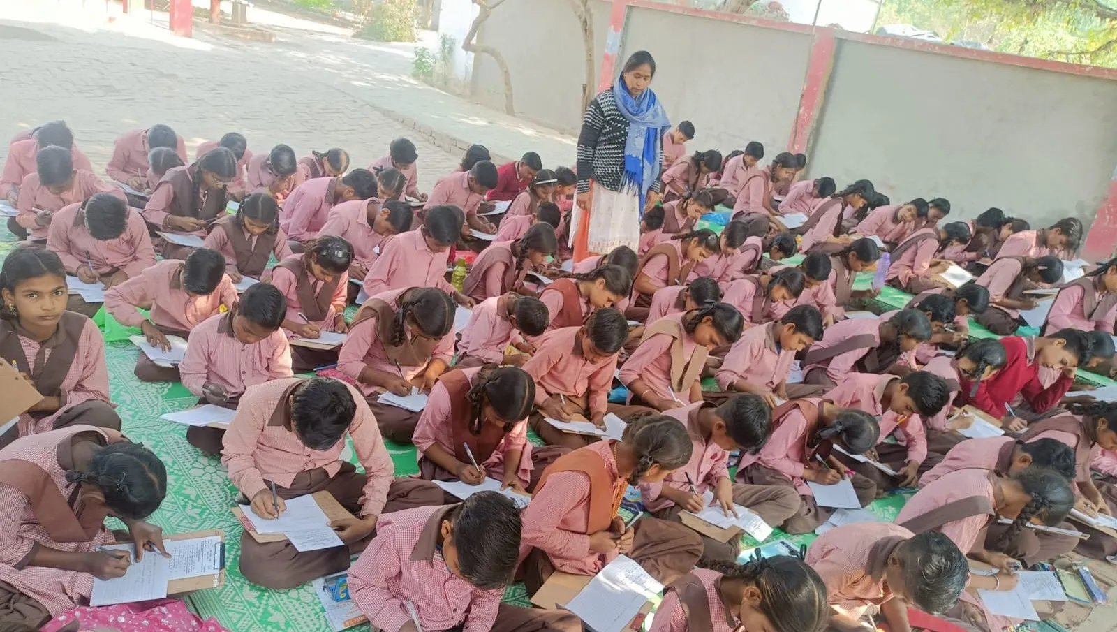कासगंज: कड़ी व्यवस्था के बीच संपन्न कराई जा रही परिषदीय स्कूलों की परीक्षाएं