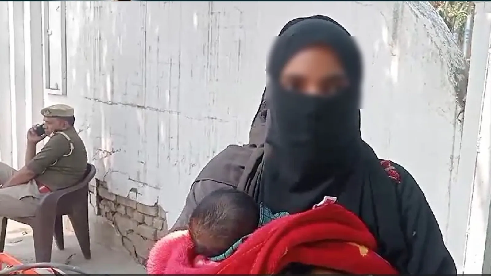 बरेली : दुधमुंहे मासूम के साथ SSP कार्यालय पहुंची विवाहिता, ससुरालियों पर दहेज उत्पीड़न का लगाया आरोप