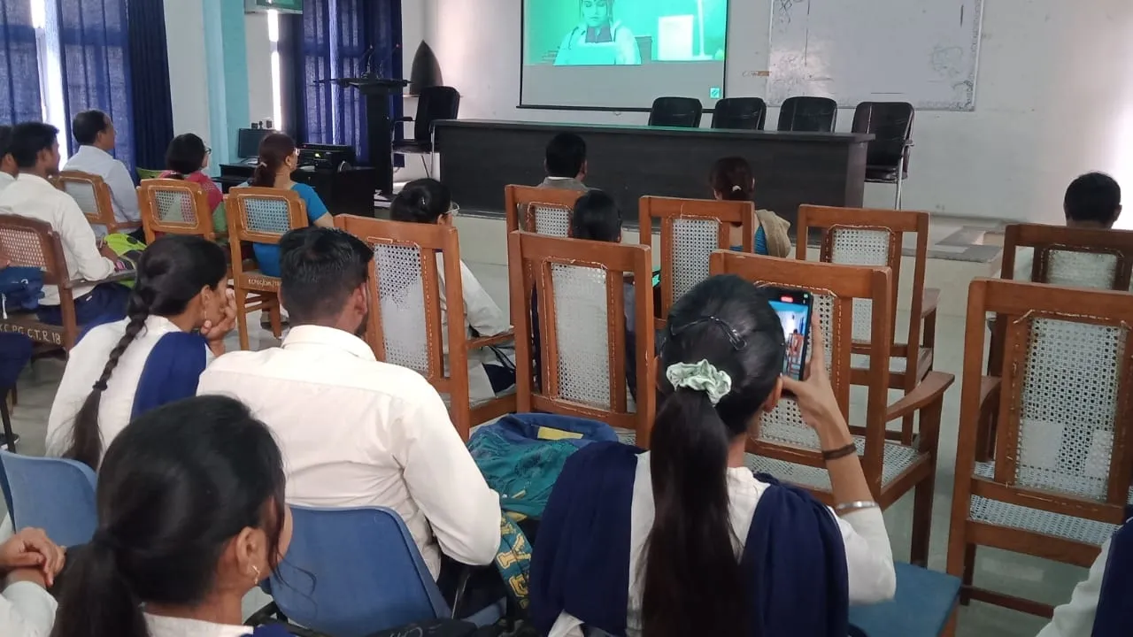 मतदान प्रतिशत बढ़ाने के लिए एक्टिव हुआ लखनऊ जिला प्रशासन, कॉलेजों में हुईं एक्टिविटीज