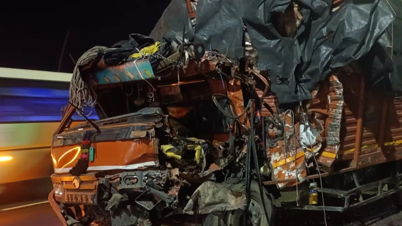 Etawah Accident: आगे चल रहे कंटेनर से टकराई डीसीएम...हादसे में परिचालक की मौत, नींद का झोंका आने के कारण हुआ हादसा