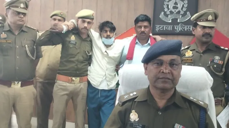 Etawah: पुलिस-बदमाशों के बीच मुठभेड़ में गोतस्कर गिरफ्तार...पैर में लगी गोली, आरोपी पर 25 हजार का इनाम था घोषित