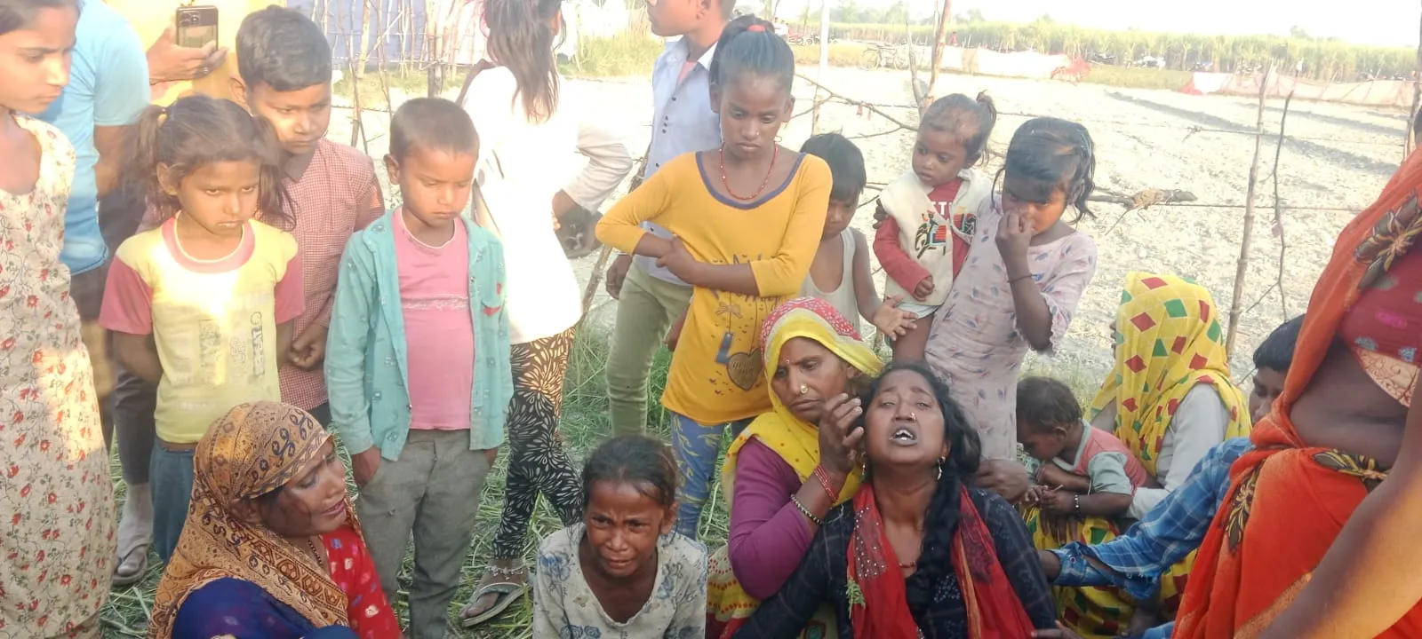 लखीमपुर खीरी: थ्रेशर मशीन पलटने से नीचे दबकर किशोर की मौत, मचा कोहराम