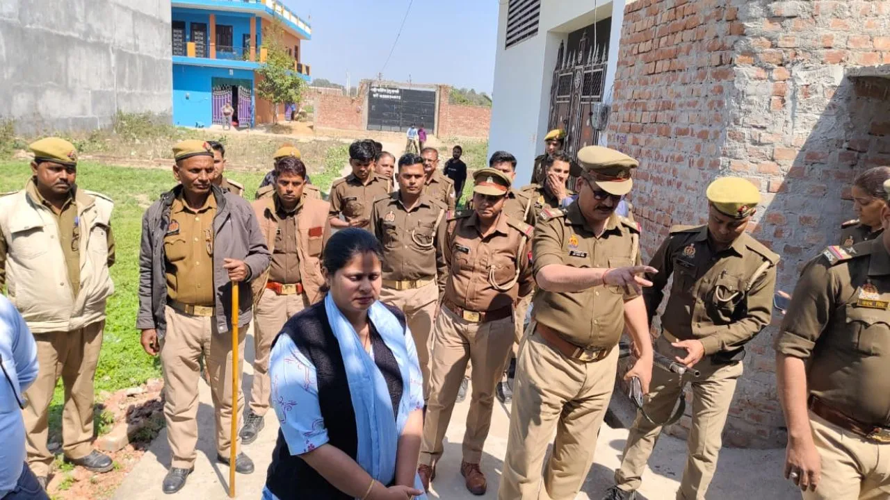 Farrukhabad: गलत संपत्ति अर्जित कर खरीदा गया मकान तहसीलदार ने किया कुर्क...95 लाख रुपये कीमत