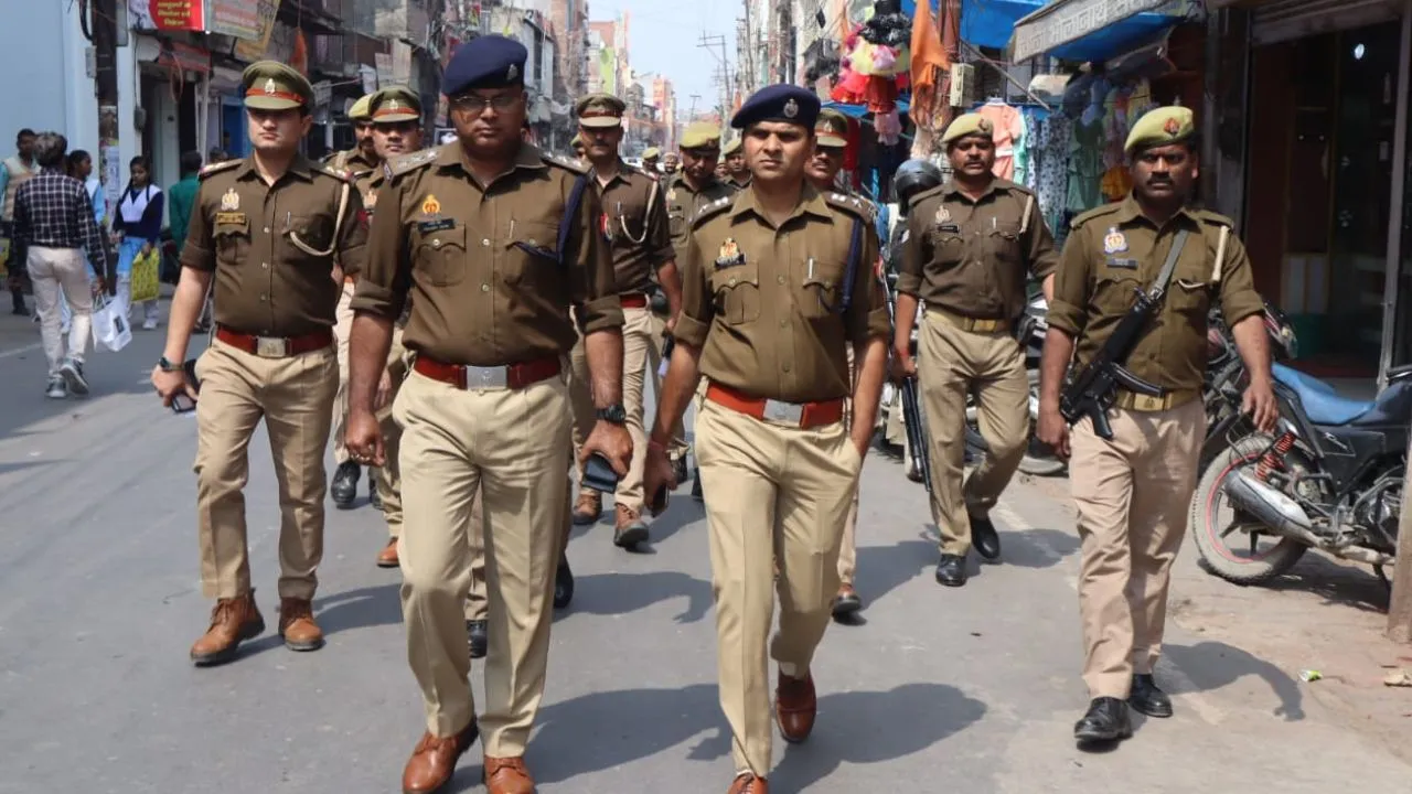 Farrukhabad: एसपी ने अर्धसैनिक बल के साथ किया रूटमार्च, बोले- लोकसभा चुनाव में गड़बड़ी...सलाखों के पीछे जाना तय