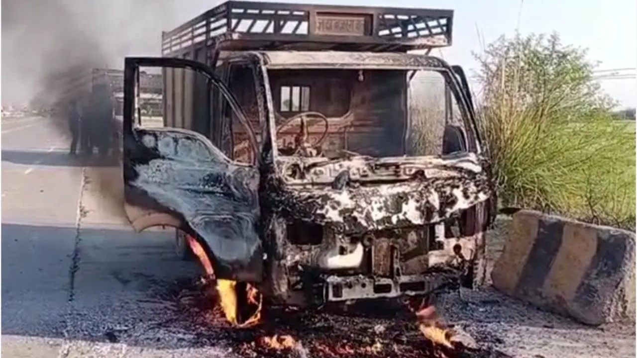 Fatehpur: शव को लेकर जा रहे वाहन में अचानक लगी आग; गाड़ी हुई जलकर खाक, वाहन सवार लोगों ने ऐसे बचाई जान...पढ़ें
