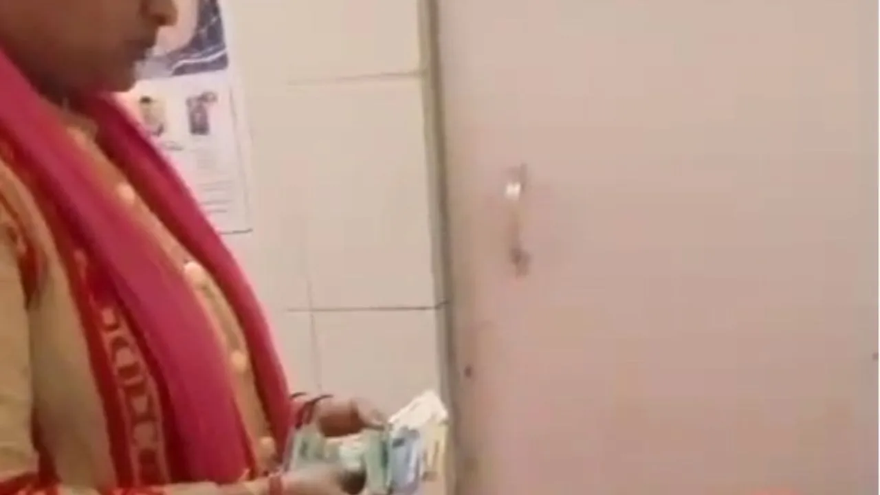 Fatehpur News: सीएचसी स्टाफ ने प्रसूता के परिजनों से लिए रुपये...वीडियो वायरल होते ही स्वास्थ्य विभाग में मची खलबली