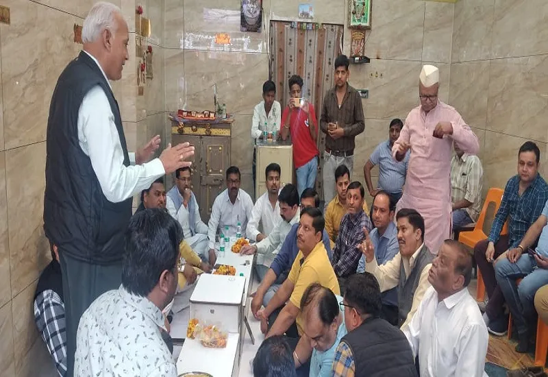 संभल : अफसरों की अभद्रता पर भड़के लोग, कहा- नहीं मनाएंगे होली