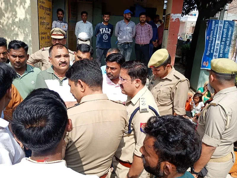मुरादाबाद : बिजली विभाग की लापरवाही ने ली संविदाकर्मी की जान, बिजलीघर पर डेडबॉडी रखकर किया हंगामा