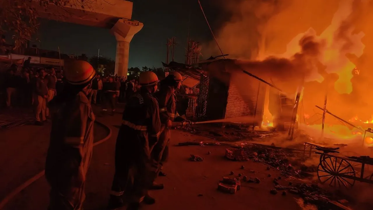 Kanpur Fire: सब्जी मंडी में लगी भीषण आग...दुकानें जलकर खाक, लाखों रुपये का हुआ नुकसान