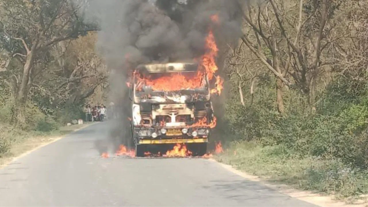 Kanpur: डंपर में लगी आग...चालक व परिचालक ने कूदकर बचाई जान, पुलिस ने रोड बंद कर वाहनों के आने-जाने पर लगाई रोक