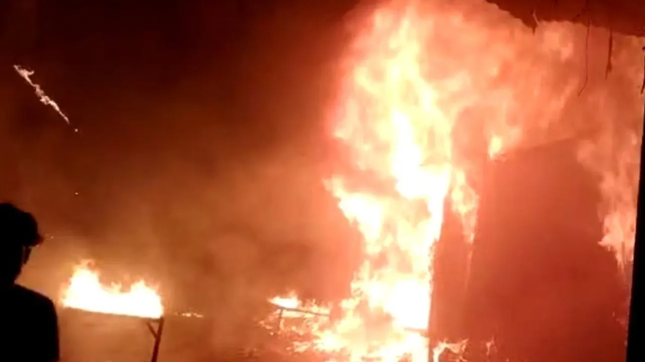 Unnao Fire: आग की चपेट में आकर दर्जनों दुकानें जलकर राख...50 लाख के माल का नुकसान का अनुमान