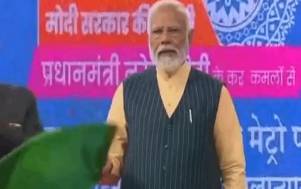 PM मोदी ने कई मेट्रो परियोजनाओं का किया उद्घाटन, पानी के अंदर देश का पहला कॉरिडोर भी शामिल 