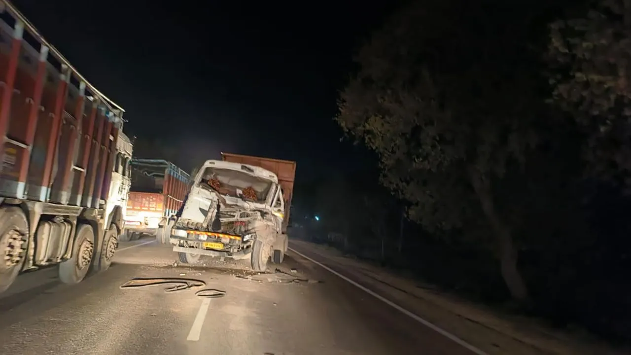 Kanpur Accident: चलते डंपर में पीछे से घुसा डंपर...चालक और परिचालक घायल, हालत गंभीर
