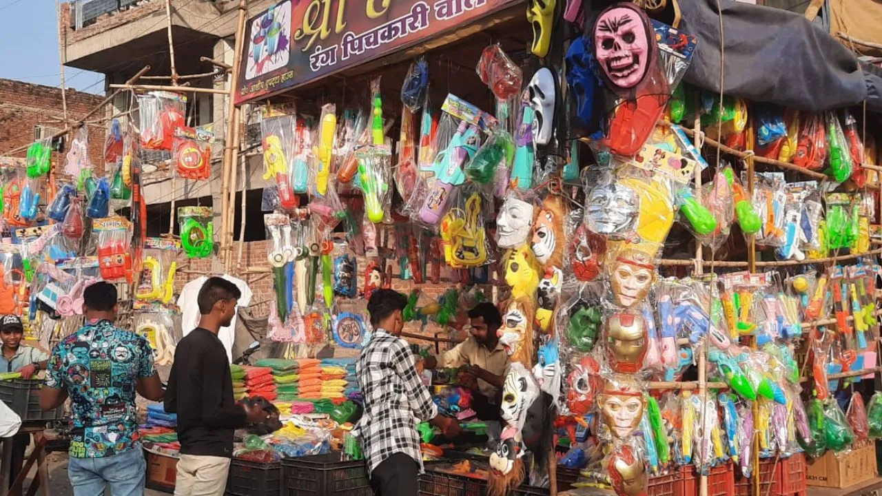 Holi 2024: होली को लेकर पिचकारी और रंगों से सजी दुकानें...बढ़ी रौनकें, होलिका दहन के लिये फोरलेन पर लगी लकड़ी मंडी