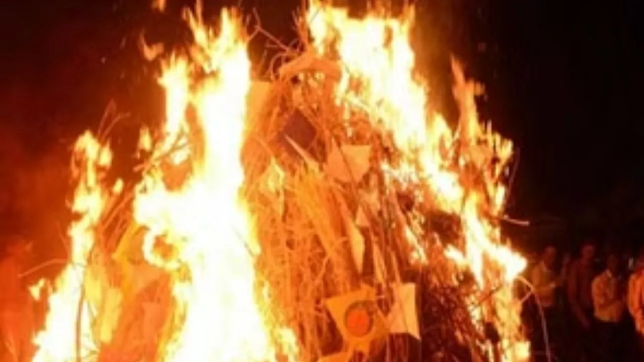 Holika Dahan Timing: हस्त नक्षत्र व सर्वार्थ सिद्धि योग में होलिका दहन...ये है शुभ मुहूर्त, इतने घंटे का मिलेगा कुल समय