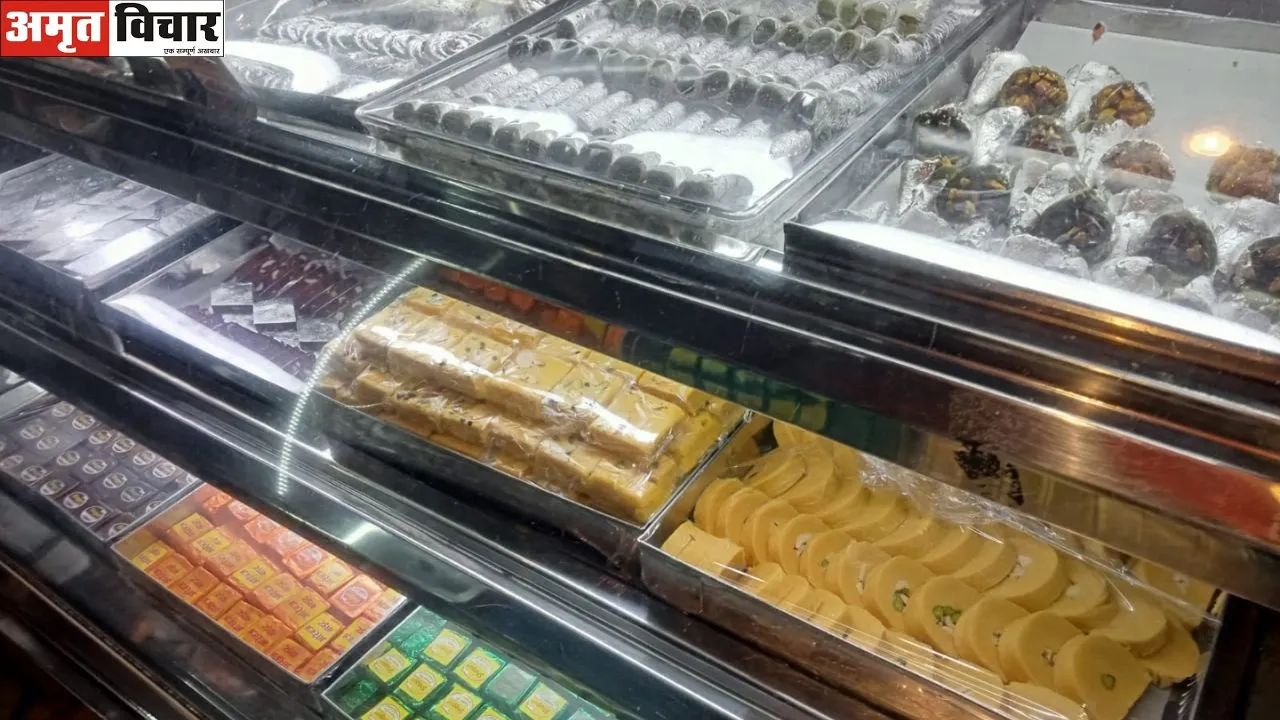 Holi 2024: होली का त्योहार नजदीक आते ही सजी दुकानें, मिलावटी मिठाई कहीं बिगाड़ न दें आपकी सेहत...