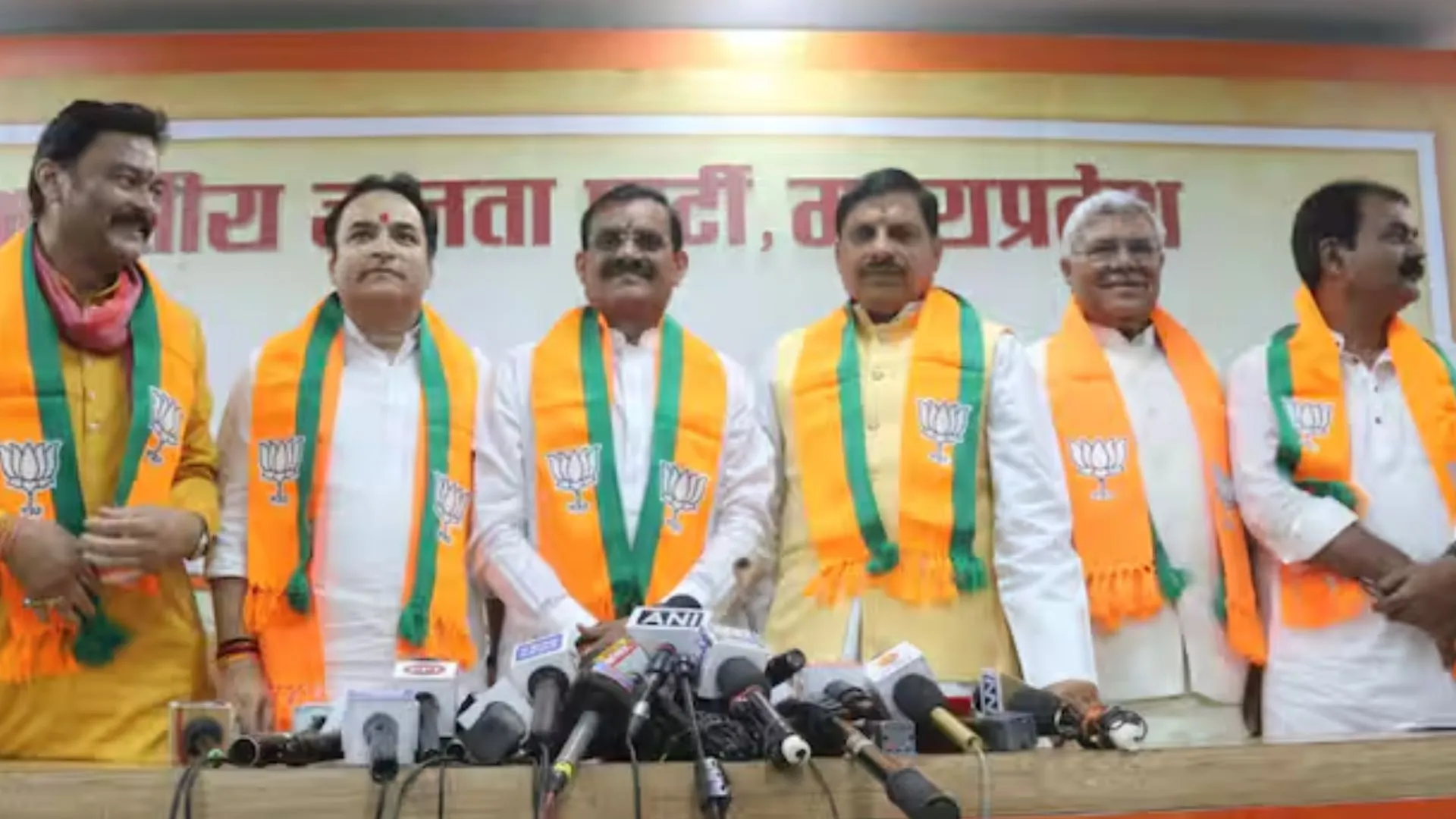 मध्यप्रदेश: पूर्व सांसद-विधायक समर्थकों के साथ कांग्रेस छोड़ भाजपा में शामिल 